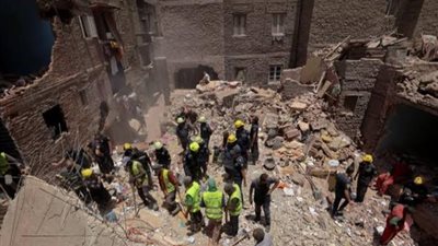 مصرع وإصابة 3 أشخاص إثر سقوط عقار بمنطقة الخليفة