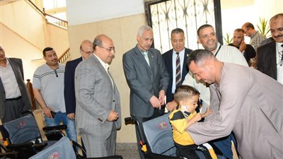 جامعة أسيوط تتسلم 31 كرسي متحرك كهربائي تبرعًا لمرضى مستشفى الأطفال