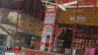 في أحد المحلات بالوراق.. عم عادل يوضح كيفية تحضير المخللات 