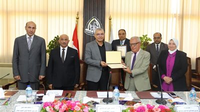 مجلس جامعة الزقازيق يكرم علمائها الحاصلين على جوائز الدولة 