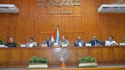 مجلس أسيوط يوافق على تخصيص أراضي لمشروعات تعليمية وخدمية ببعض القرى