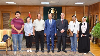 رئيس جامعة أسيوط يلتقي وفدا من طلبة كلية الصيدلة بالهند وكندا 