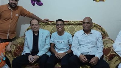 وكيل تعليم المنيا يقدم التهانئ داخل منزل الطالب كيرلس نوناى لتهنئته