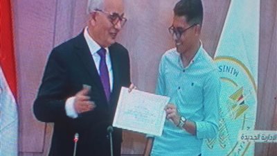 وزير التعليم يمازح الطالب كيرلس ابن المنيا : «بتصل بيه بيقولي مين؟»