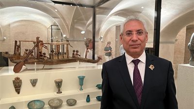 عصام فرحات يزور متحف برلين لمشاهدة رأس نفرتيتي شعار جامعة المنيا