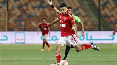 أحمد القندوسي يطالب الأهلي بحسم مصيره الموسم المقبل