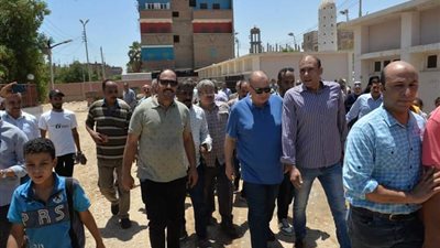 سعد يتفقد أعمال إنشاء وحدة طب الأسرة بقرية الزرابي بأسيوط 