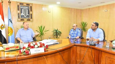 محافظ أسيوط يستعرض جهود إجراء العمليات الجراحية المجانية بالمستشفيات المركزية