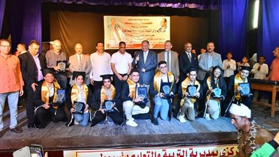 سعد يكرم أوائل الثانوية العامة بمحافظة أسيوط