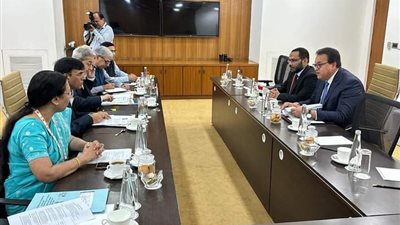 لمناقشة مجالات التعليم الطبي والصحة الرقمية.. وزير الصحة يلتقي بنطيره الهندي