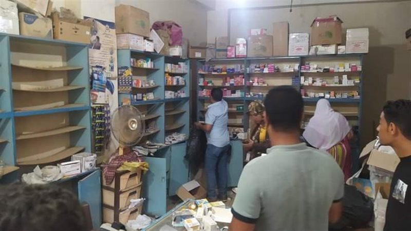 ضبط صيدليتين بمركز