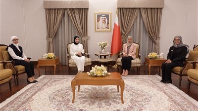 السفيرة فوزية زينل تستقبل البحرينيتين الأوائل بكلية الاقتصاد المنزلي  بحلوان