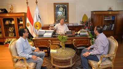 محافظ أسيوط يناقش الموقف التنفيذي لمشروعات الاتصالات بقرى مبادرة حياة كريمة