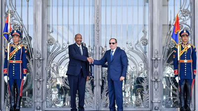 السيسي يستقبل رئيس مجلس السيادة السوداني بمدينة العلمين الجديدة 