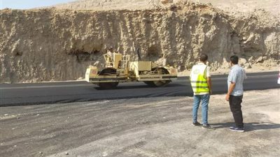 سعد يتابع أعمال رصف المدخل الصحراوى للربط مع كوبري الغنايم/طما 