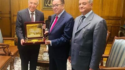 سفير  كازاخستان بمصر يجتمع  مع رئيس المحكمة الدستورية العليا