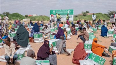 مركز الملك سلمان للإغاثة يوزع سلال غذائية وحقائب مدرسية في مدن الصومال