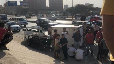 إصابة 3 في حادث تصادم سيارتين بطريق السلام الدائري 