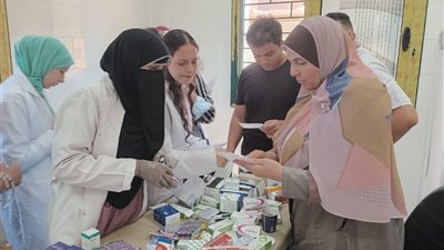 530 مواطنًا يستفيدون من خدمات قافلة جامعة المنيا الطبية لقرية 