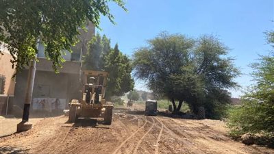 البدء في أعمال رصف الطرق والشوارع بمركز القوصية بأسيوط 
