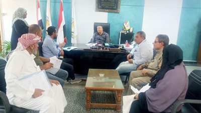 رئيس مجلس مدينة طور سيناء يستقبل المواطنين للاستماع لشكواهم ومطالبهم