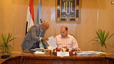 محافظ أسيوط يلتقي مسئولي السكان  لمتابعة الموقف السكانى بالمحافظة