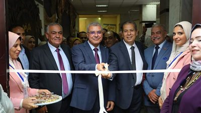 رئيس جامعة الزقازيق يفتتح قاعة الفنون التشكيلية والمعرض الفنى السنوى بكلية التربية النوعية