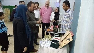 وكيل رياضة أسيوط يتفقد معرض الفنون التشكيلية والاشغال اليدوية بمركز شباب ناصر