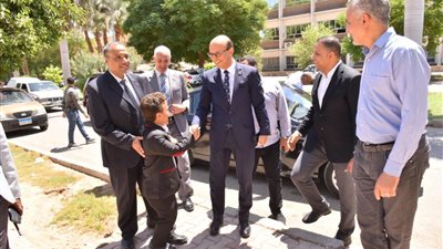رئيس جامعة أسيوط يزور مركز رعاية الطلاب ذوي الإعاقة ويشهد عرضًا فنيًا لكورال المركز