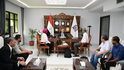 محافظ قنا يكرم فريق عمل تدريب العاملين بمكتبه مصر العامه 