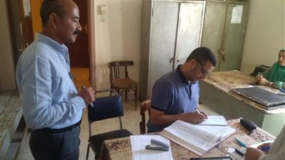 فى جولة مفاجاة.. رئيس مركز أبو قرقاص يحيل طاقم طبي للتحقيق بكوم زهير
