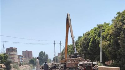 عصام سعد يتابع جهود تطهير الترع والمصارف بمحافظة أسيوط 