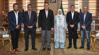 محافظ الشرقية يُسلم 20 جهاز كهربائي للفتيات المقبلات على الزواج