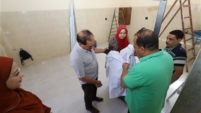 الشرقاوي يزور ورشة الملابس بمحطة مياه المعلمين بحي غرب أسيوط