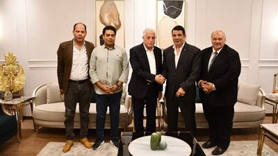 محافظ جنوب سيناء يناقش أعمال تطوير السوق القديم بشرم الشيخ