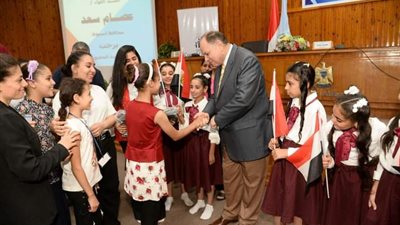 محافظ أسيوط يواصل توزيع الشنط المدرسية على التلاميذ الأولى بالرعاية 