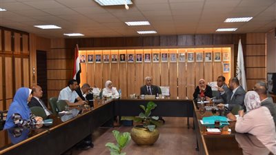 نائب رئيس جامعة أسيوط يعقد اجتماعاً مع وفد إدارة برنامج المنح الجامعية المقدم من الوكالة الأمريكية للتنمية الدولية 