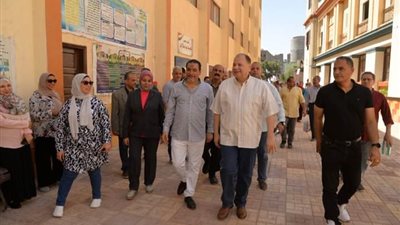 سعد يتفقد الاستعدادات لاستقبال العام الدراسي الجديد بمدرسة طه حنفى المليجي الإعدادية بحي شرق أسيوط 