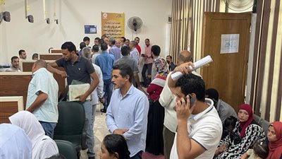 توافد الالاف من المواطنين على مكاتب الشهر العقاري باسيوط لتأييد ترشيح الرئيس السيسي