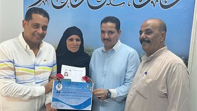 للمرة الخامسة.. النائب محمد نشأت العمدة يسلم أم شهيد تأشيرة عمرة