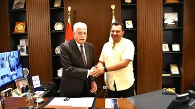 محافظ جنوب سيناء يهنئ  نقيب أطباء الأسنان بالمحافظة لحصول عيادته علي درجة الاعتماد علي مستوي الجمهورية