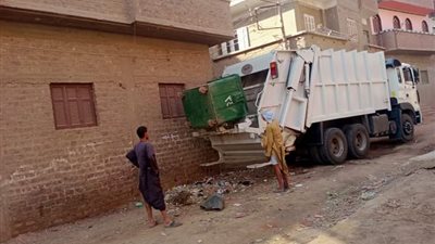 حملات نظافة ورفع 890 طن مخلفات وصيانة كشافات الإنارة ببعض مراكز محافظة أسيوط 