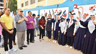 سعد يتفقد سير الدراسة بمدرسة أسيوط الثانوية الصناعية بنات