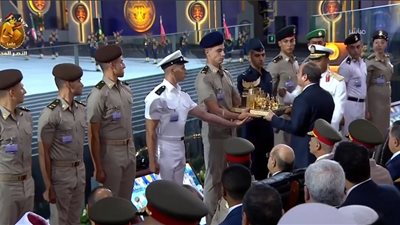 عاجل.. أوائل خريجي الكليات والمعاهد العسكرية يقدمون هدية تذكارية للرئيس السيسي
