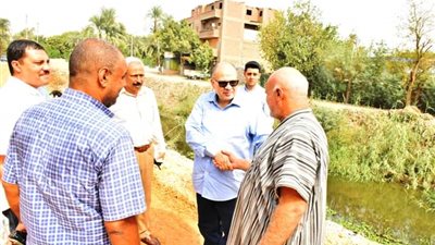محافظ أسيوط يتفقد أعمال تمهيد ووضع التربة الزلطية بشوارع بالبداري