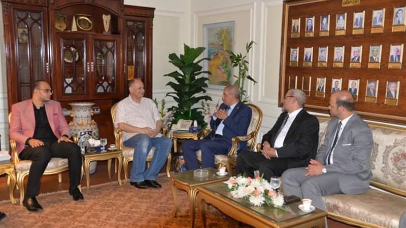 اجتماع محافظ أسيوط