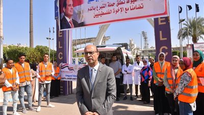 المنشاوي يتابع ميدانيًا حملة التبرع بالدم للفلسطينيين  بجامعة أسيوط 