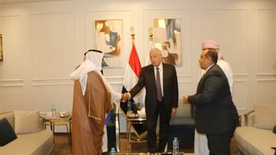 محافظ جنوب سيناء يستقبل عددا من مشايخ نويبع وطابا ويكرمهم لجهودهم