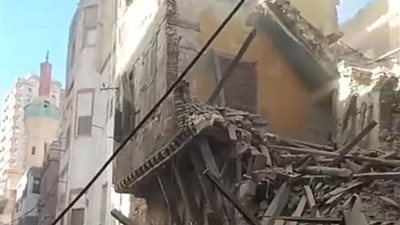 بالصور.. انهيار عقار قديم مكون من 4 طوابق بحي الجمرك بالإسكندرية ولم يسفر عن أي إصابات 