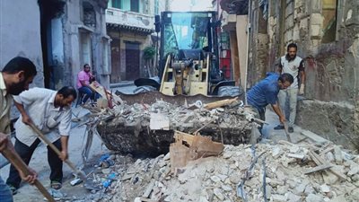 رفع المخالفات وقص الأشجار وفتح الطرق جهود عمل حي الجمرك بالإسكندرية